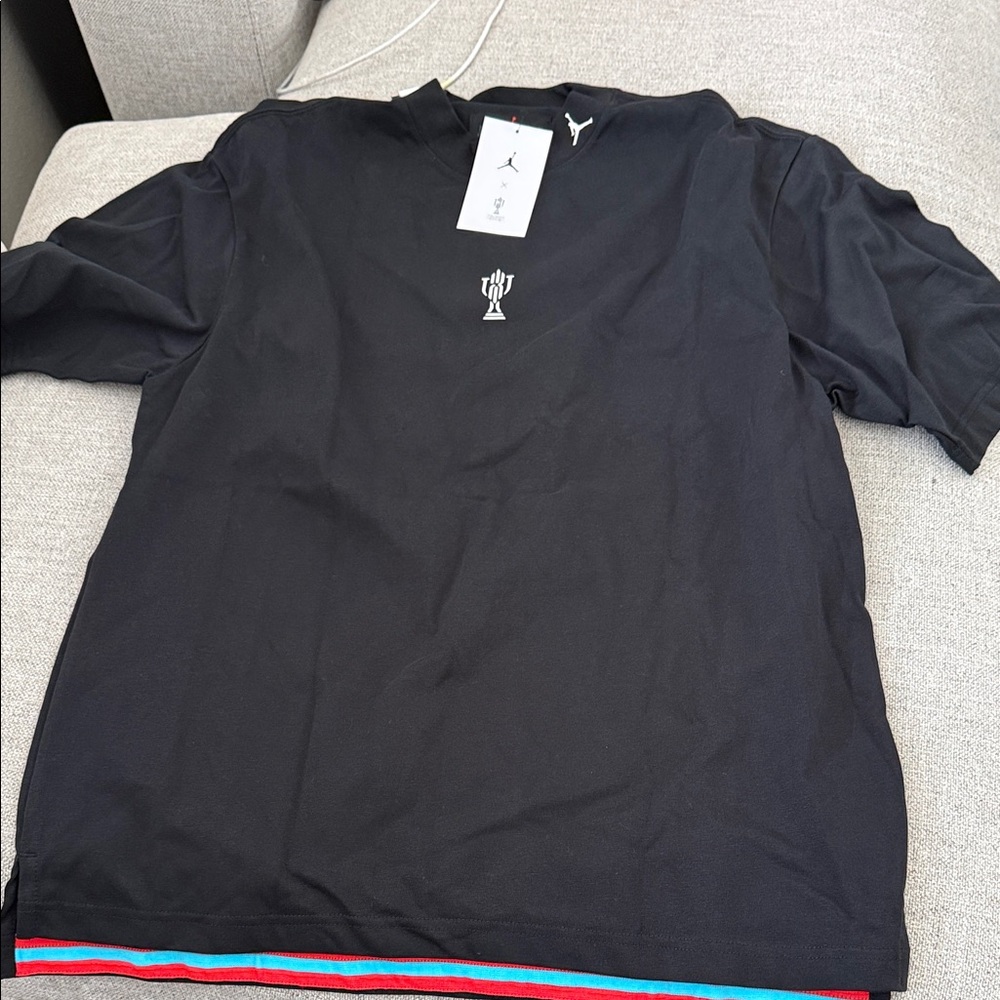 Nike Black Short-Sleeve Crew T-Shirt with Subtle Chest Logo and Hem Stripes